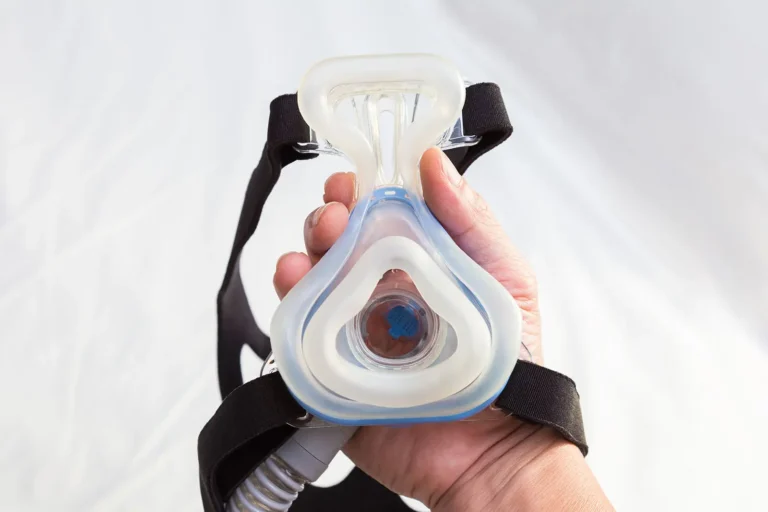 Masque de pression positive continue (PPC/CPAP) pour illustrer les causes et traitements de l’apnée du sommeil